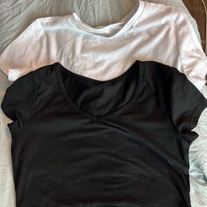 BUNDLE OF 2 CROP TOPS🖤